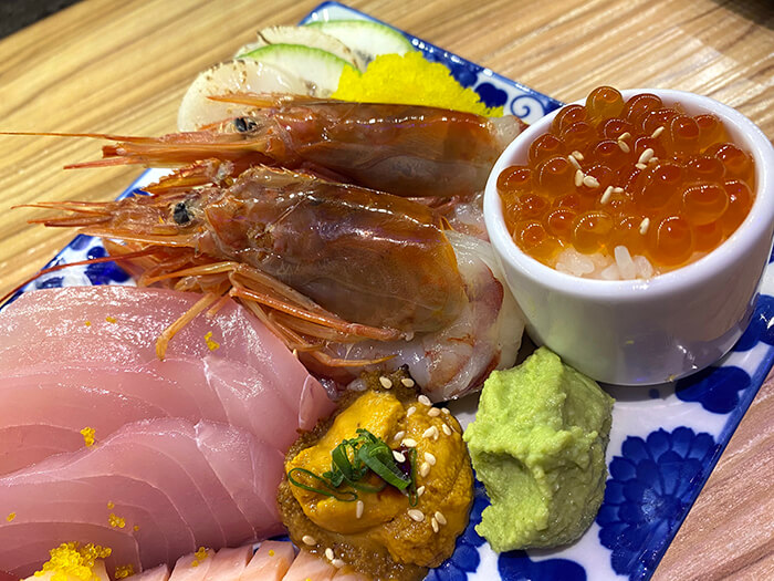 甜蝦, 生魚片, 鮭魚卵, 海膽, 干貝 甜蝦, 生魚片, 鮭魚卵, 海膽, 干貝